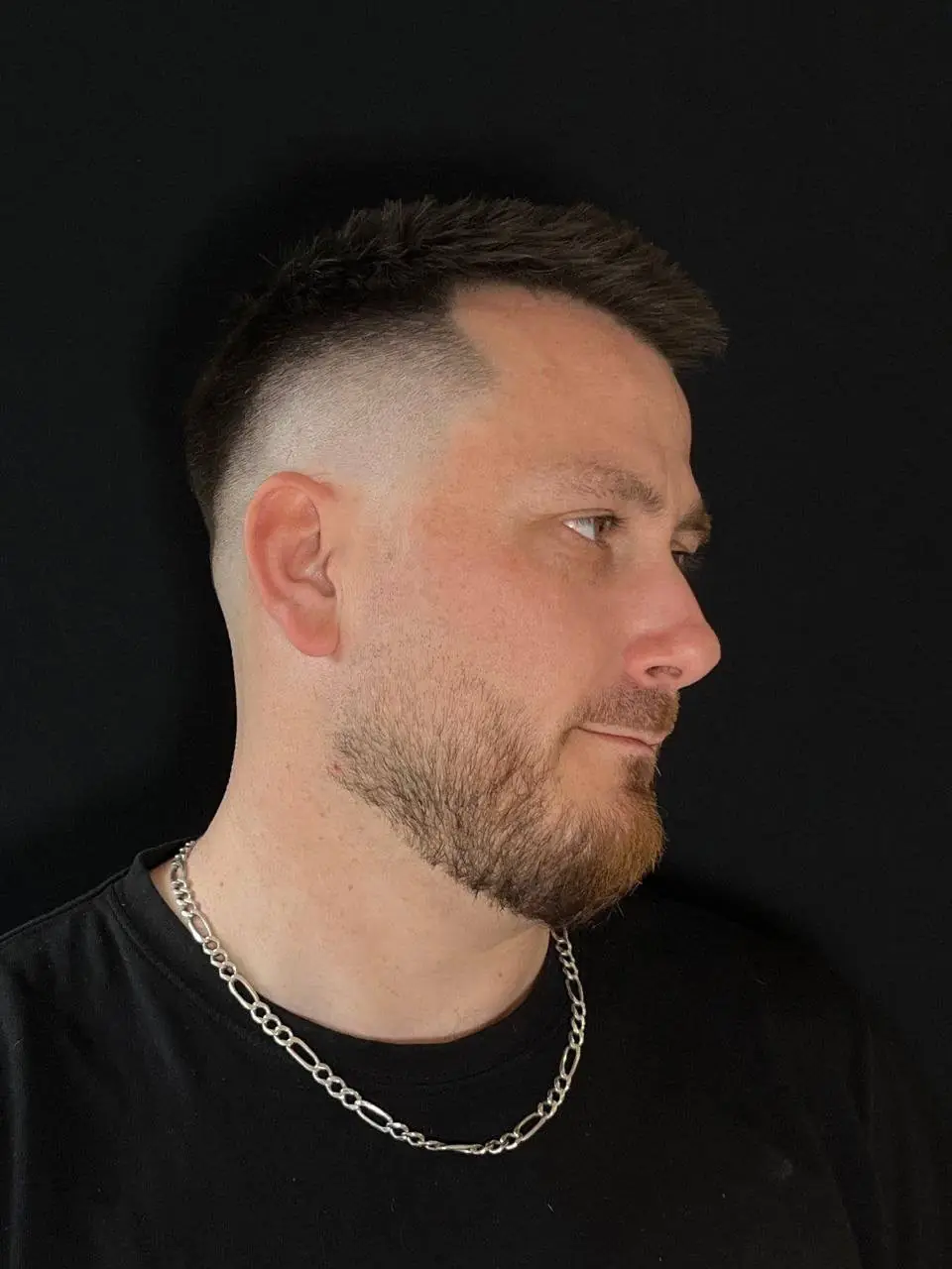 Skin fade a upravené vousy – barbershop Brno