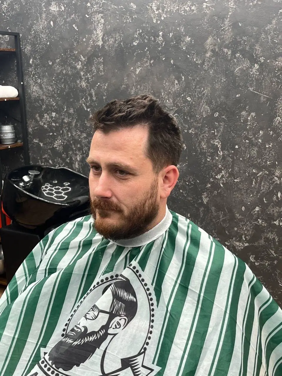 Úprava vousů v barbershopu Mr & Mrs
